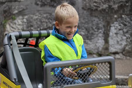 Otroci kamniških šol in vrtcev rajali na Glavnem trgu in se učili o trajnostni mobilnosti (71)